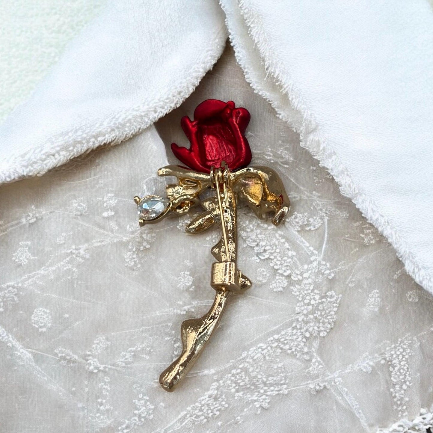 Broche rose rouge – Doré & strass argent – Bijou romantique Bridgerton chic