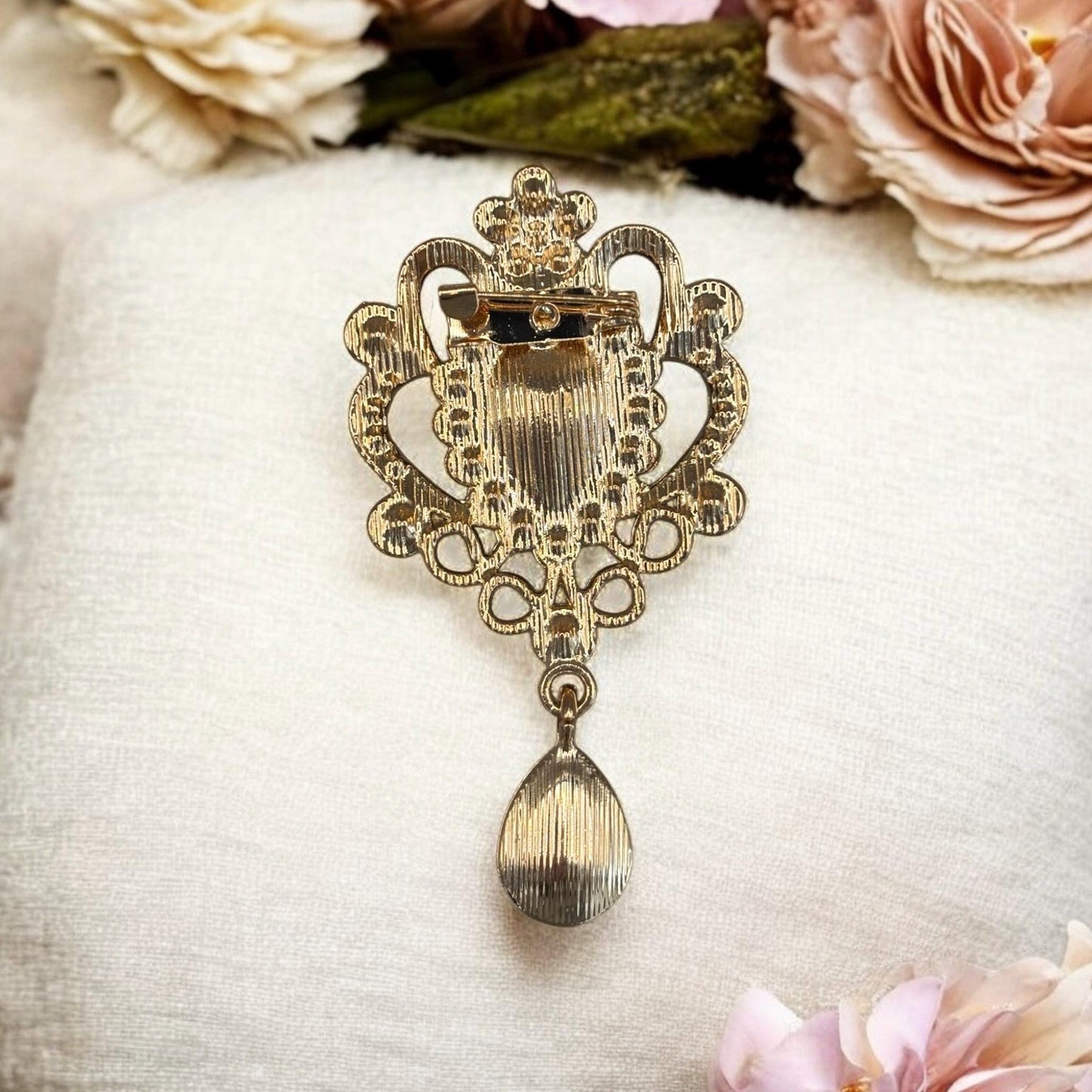 Broche raffinée, Bridgerton, bijou victorien, accessoire chic.