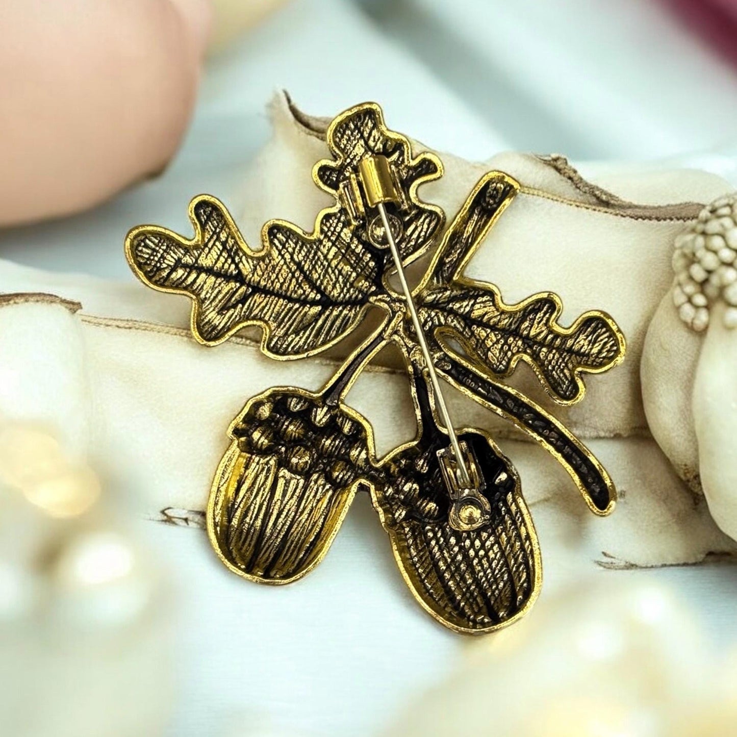 Élégante Broche Feuilles de Chêne et Glands, style shabby chic, Bridgerton
