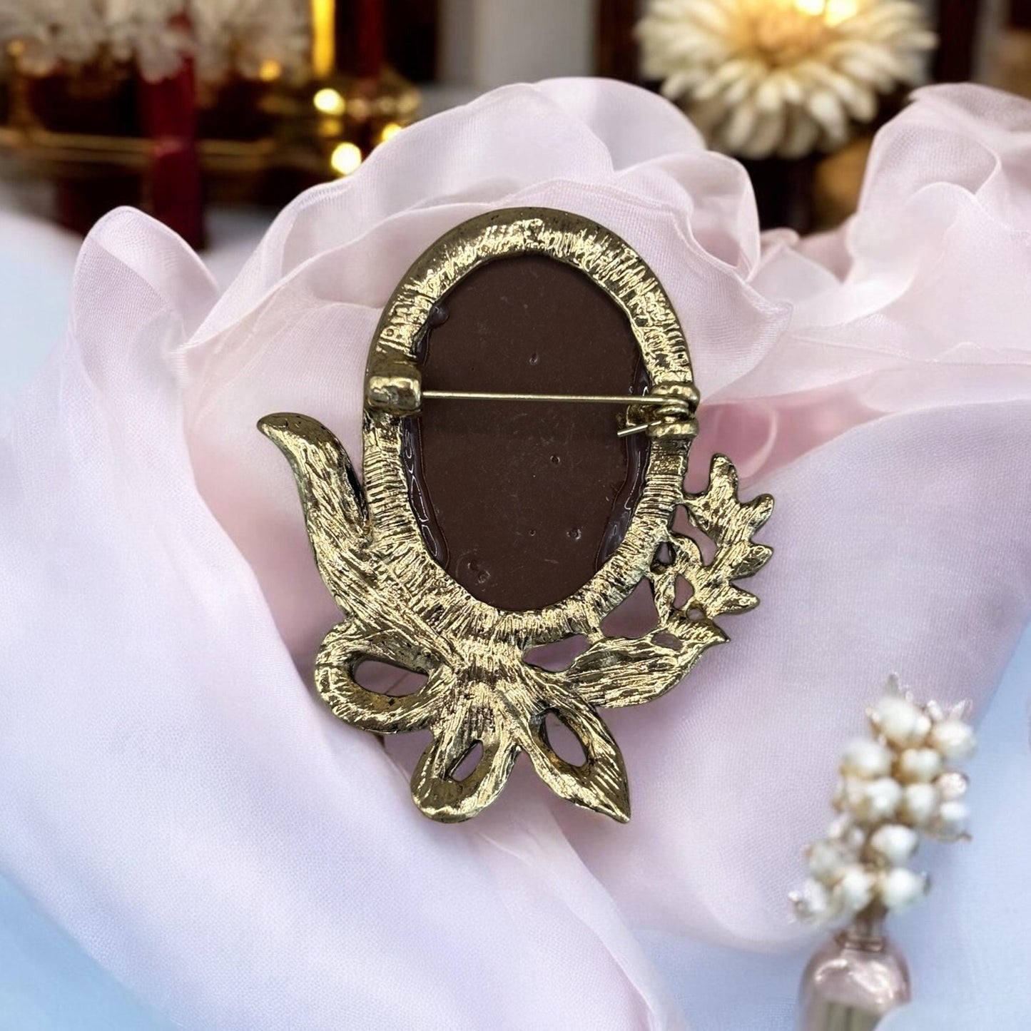 Broche camée vintage style victorien, bijou romantique esprit Bridgerton, accessoire chic, pièce romantique et intemporelle.