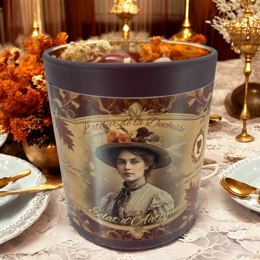 Bougie Éclat d’Automne candle with vintage design, placed on a beautifully set dining table decorated with autumn colors.