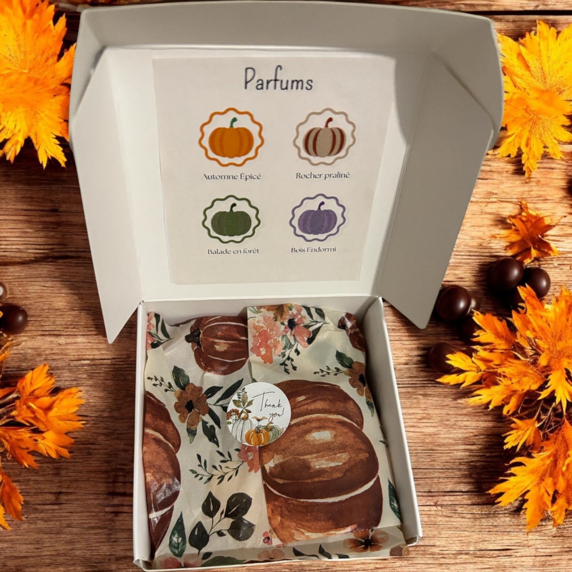 Boîte fondants Les Plaisirs d’Automne avec parfums en forme de citrouilles et décoration automnale.