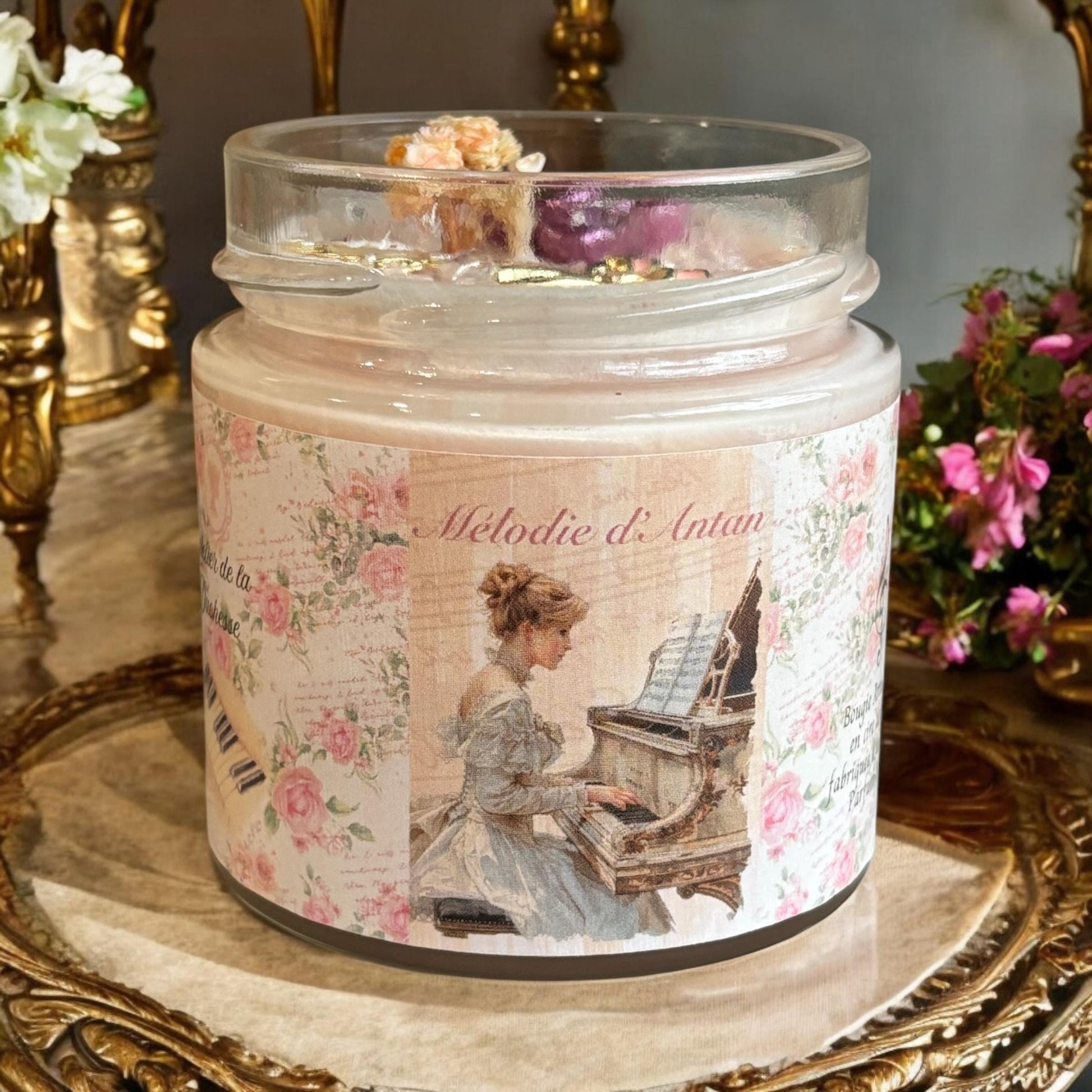 Bougie Mélodie d’Antan, parfum Néroli, bougie anglaise, bougie Bridgerton, bougie victorienne, bougie parfumée, déco élégante.