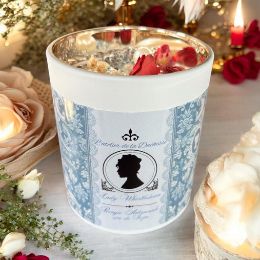 Bougie Lady Whistledown, parfum fleur de cerisier, bougie Bridgerton, bougie luxe, ambiance romantique, bijou vintage, camée.