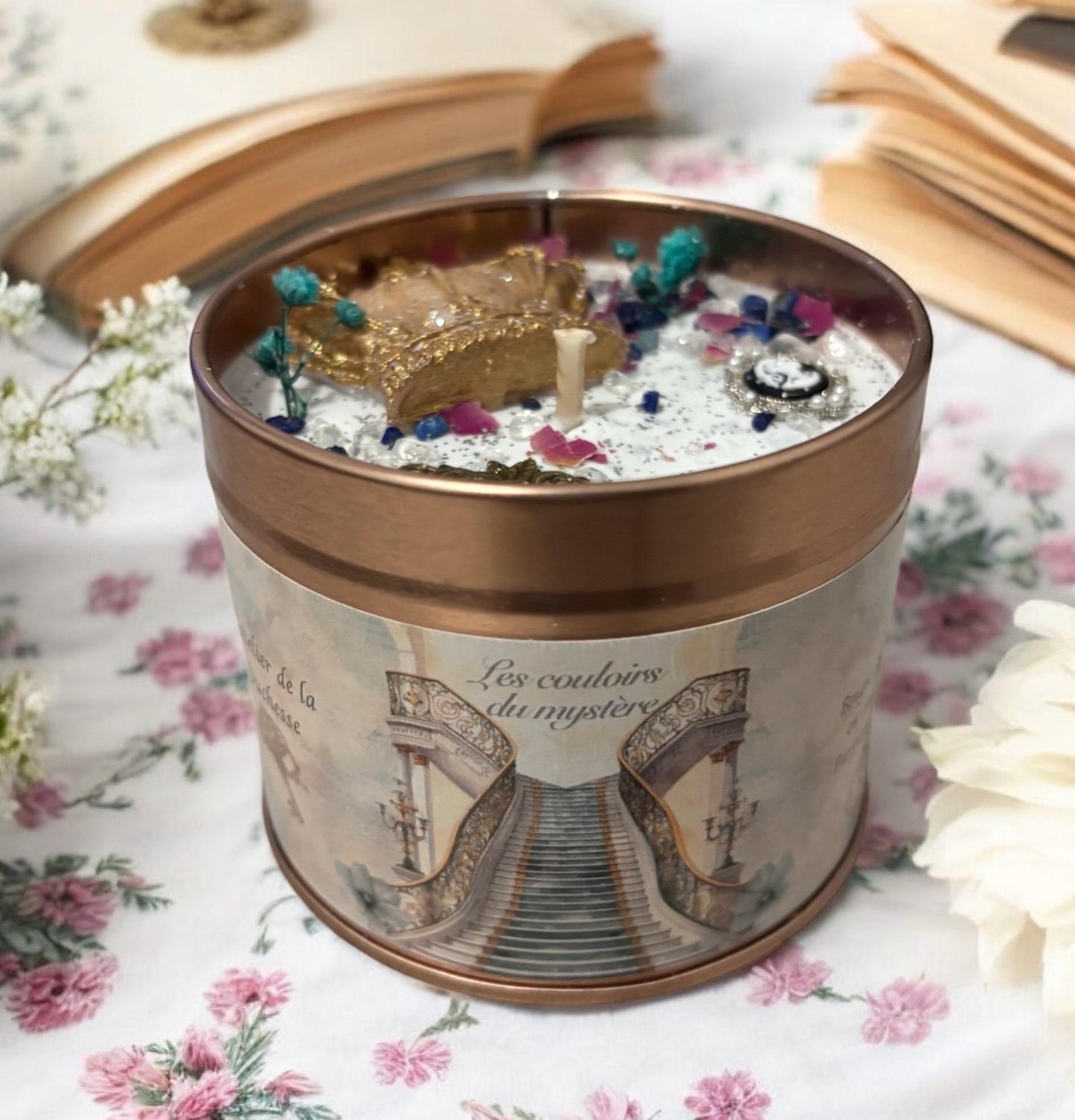 Bougie Les couloirs du mystère, parfum Patchouli, bougie anglaise, bougie Bridgerton, cire végétale, bougie shabby chic, style vintage.