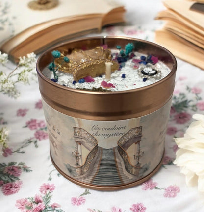 Bougie Les couloirs du mystère, parfum Patchouli, bougie anglaise, bougie Bridgerton, cire végétale, bougie shabby chic, style vintage.