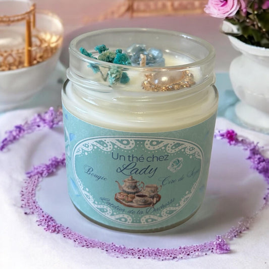 Bougie un thé chez Lady, parfum agrumes et sauges, bougie anglaise, bougie Bridgerton, bougie parfumée, bougie décorative, bougie florale.