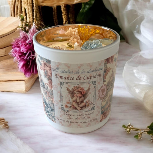 Bougie romance de Cupidon, parfum vanille des iles, bougie anglaise, bougie Bridgerton, bougie élégante, bougie florale, bougie luxe, ange.