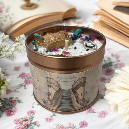 Bougie Les couloirs du mystère, parfum Patchouli, bougie anglaise, bougie Bridgerton, cire végétale, bougie shabby chic, style vintage.