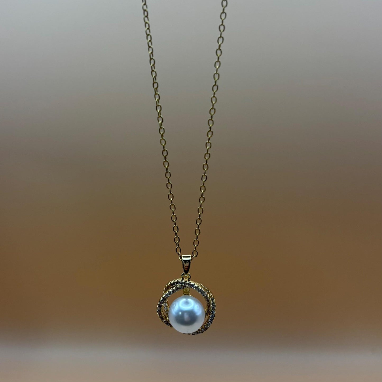 Collier pendentif, collier perle blanche, collier vintage, cadeau élégant, idée cadeau femme.