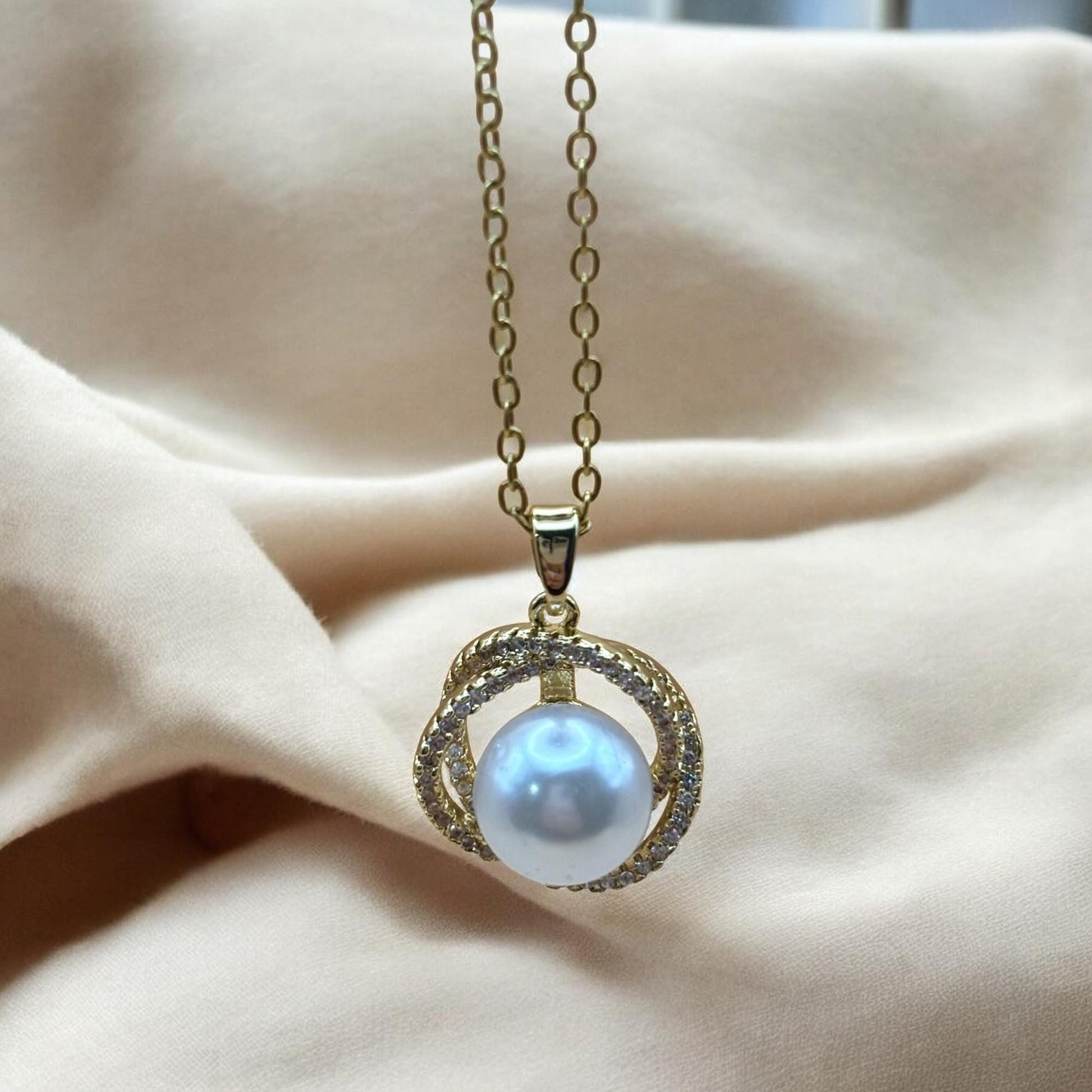 Collier pendentif, collier perle blanche, collier vintage, cadeau élégant, idée cadeau femme.