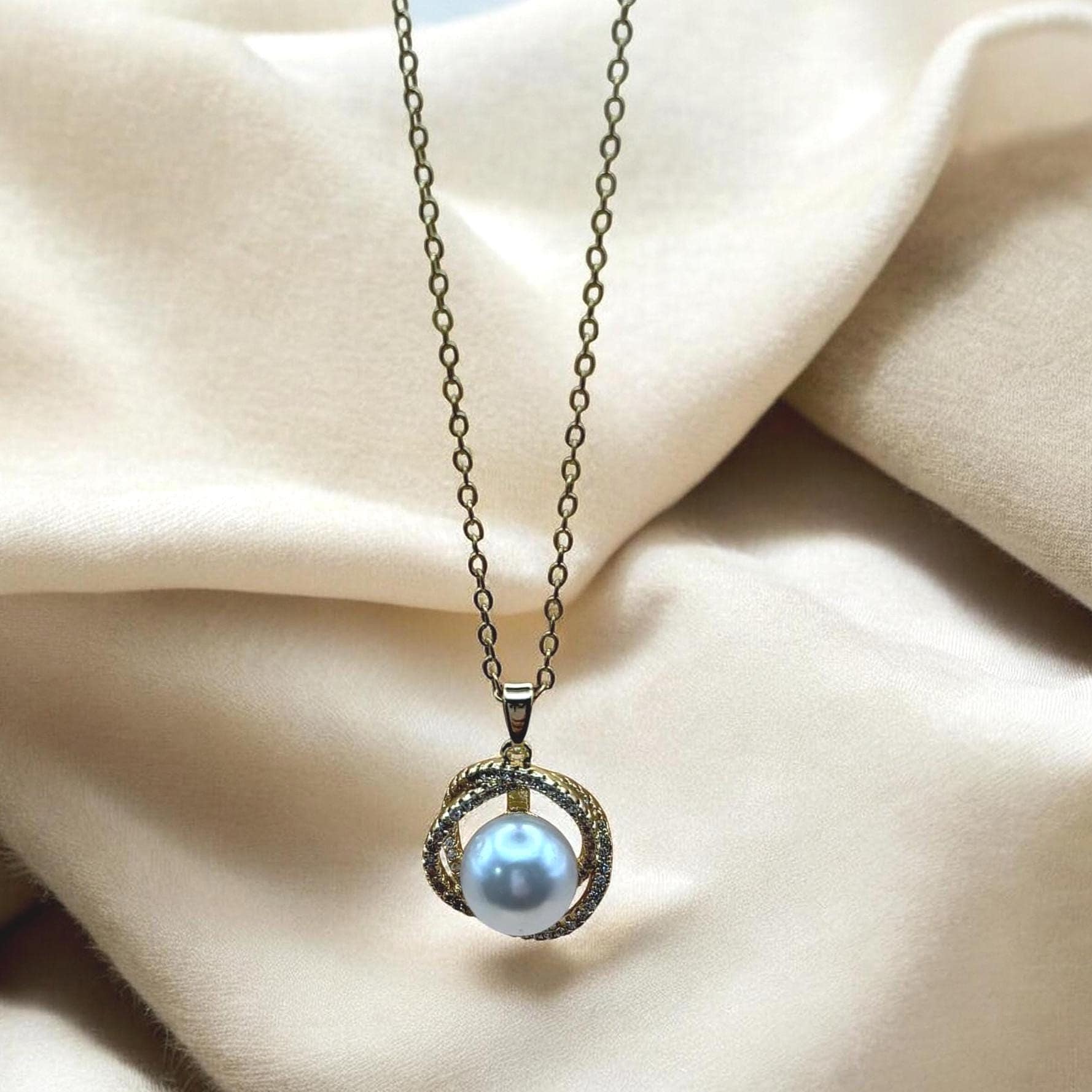 Collier pendentif, collier perle blanche, collier vintage, cadeau élégant, idée cadeau femme.