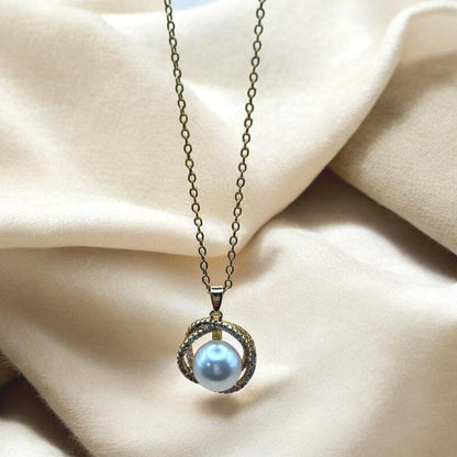Collier pendentif, collier perle blanche, collier vintage, cadeau élégant, idée cadeau femme.
