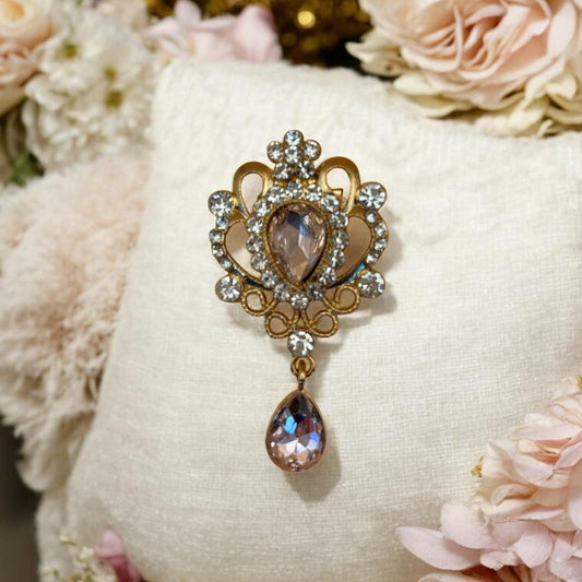 Broche raffinée, Bridgerton, bijou victorien, accessoire chic.