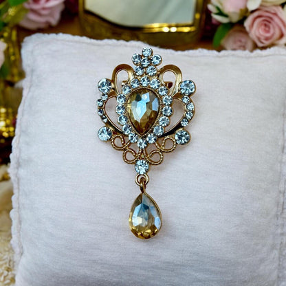 Broche raffinée, Bridgerton, bijou victorien, accessoire chic.