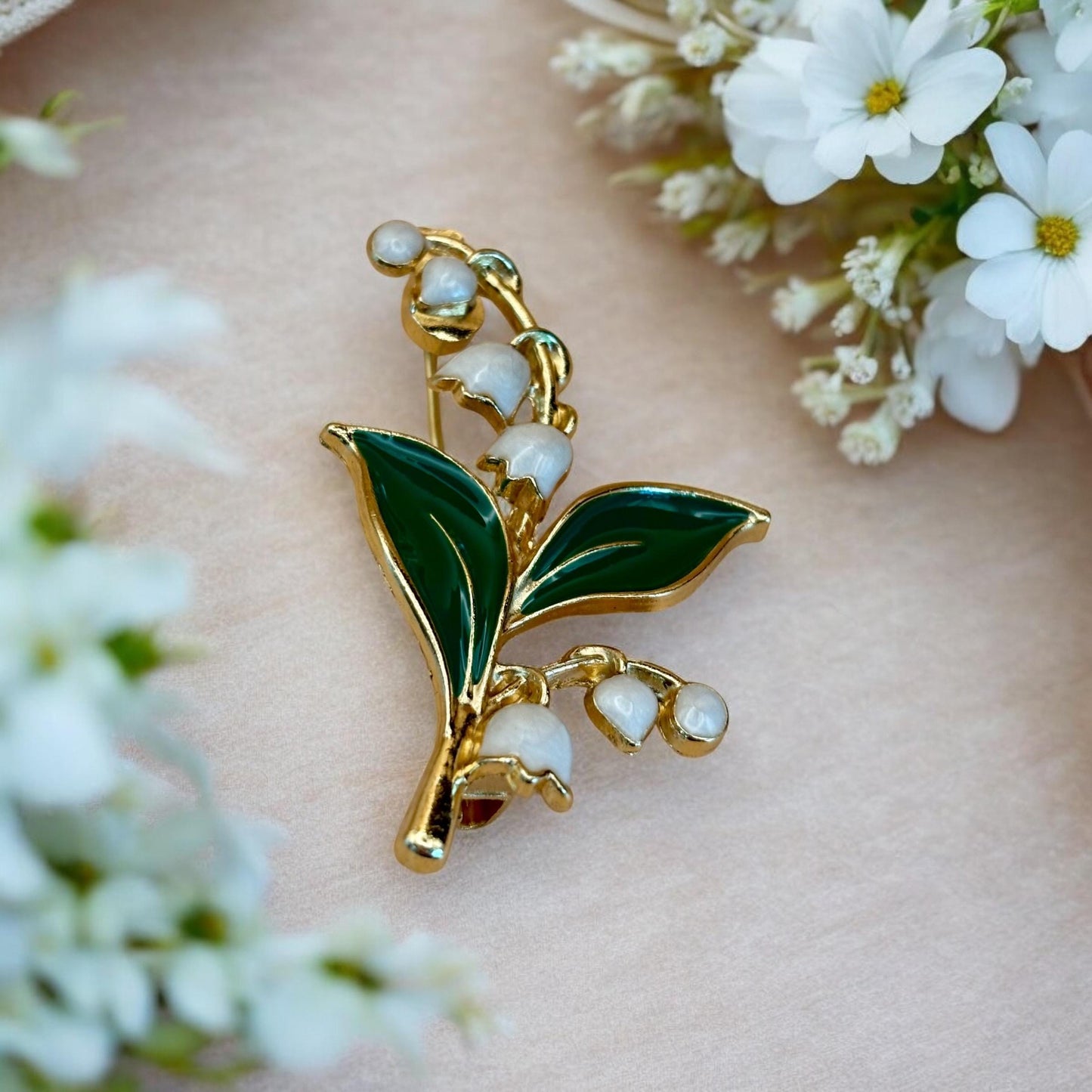 Broche branche dorée – Feuilles vertes & fleurs blanches – Bijou botanique chic