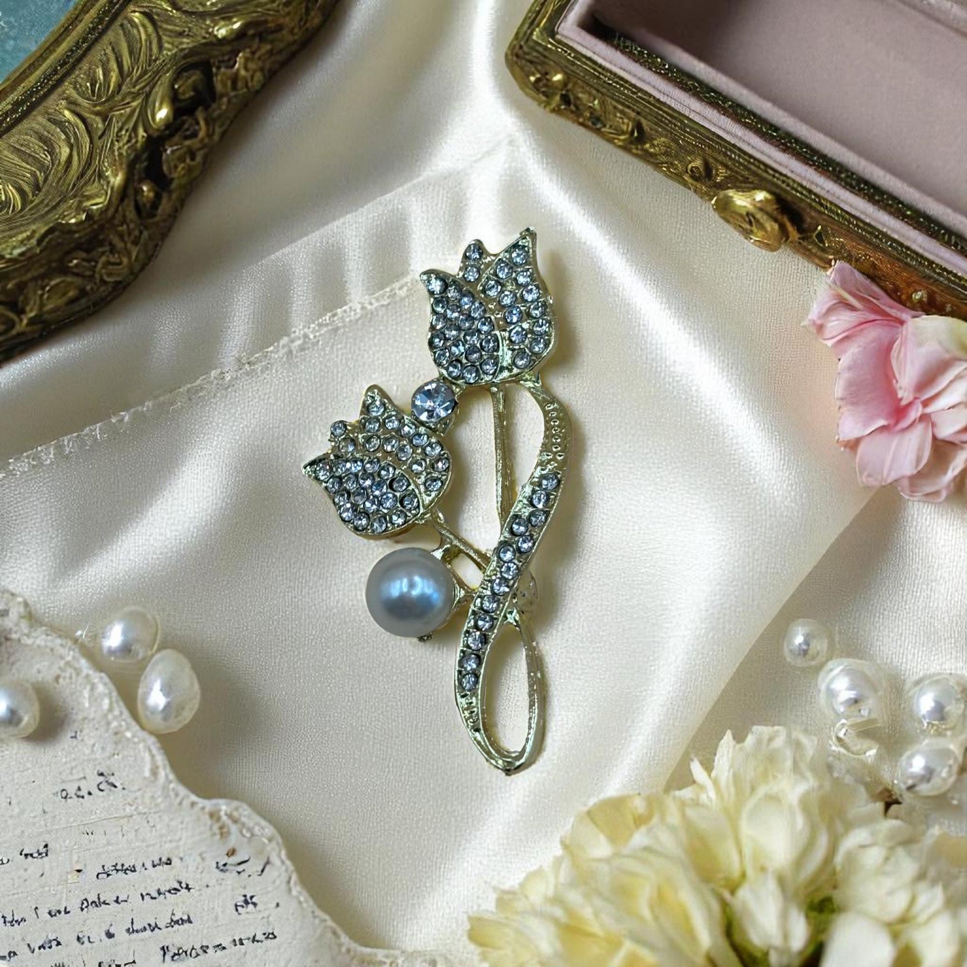 Broche fleur dorée chic – Strass argent & perle blanche – Style Bridgerton romantique