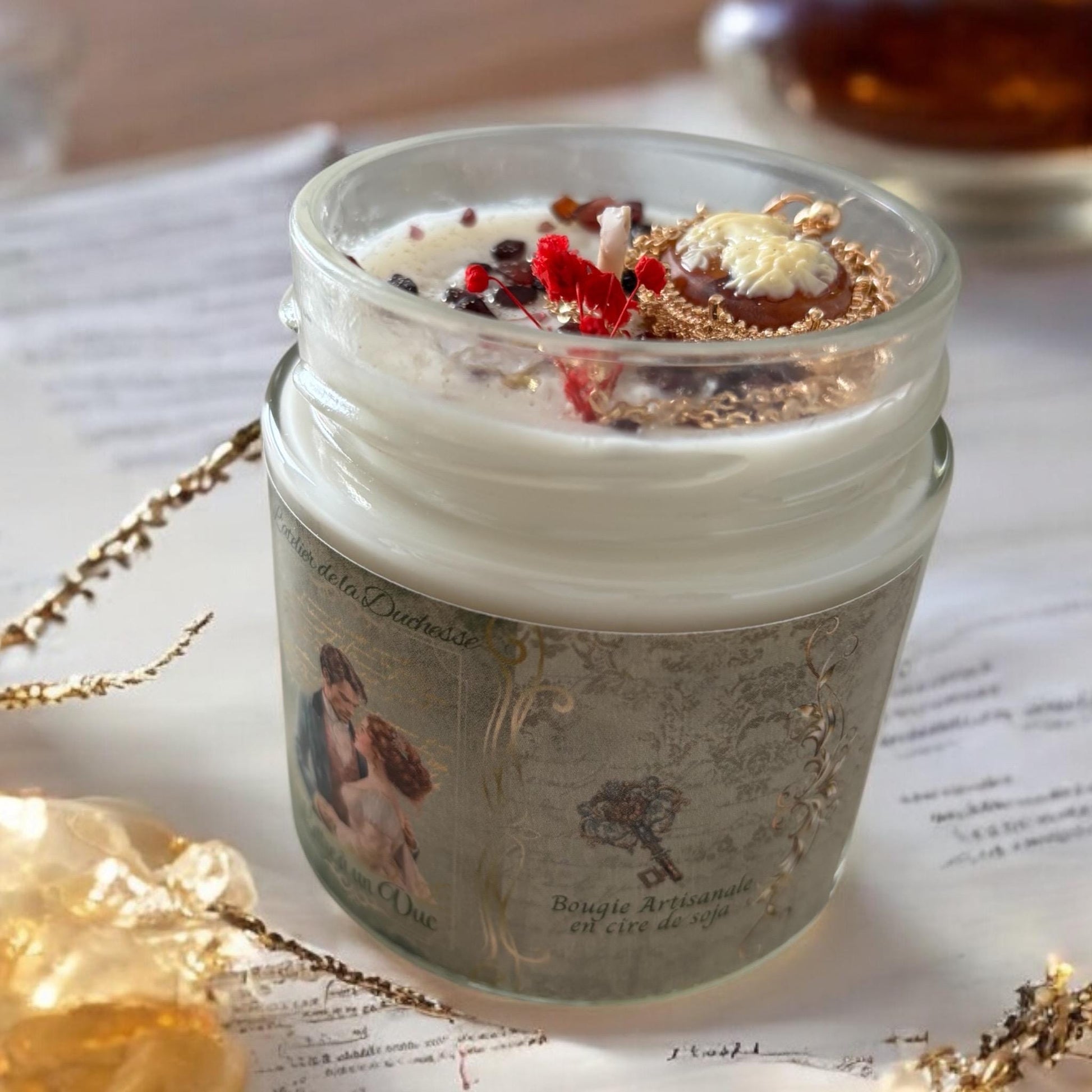 Bougie Lettre à un Duc, parfum cachemire et soie, bougie Bridgerton, pierres de Grenat, bougie shabby chic, cadeau romantique, camée.