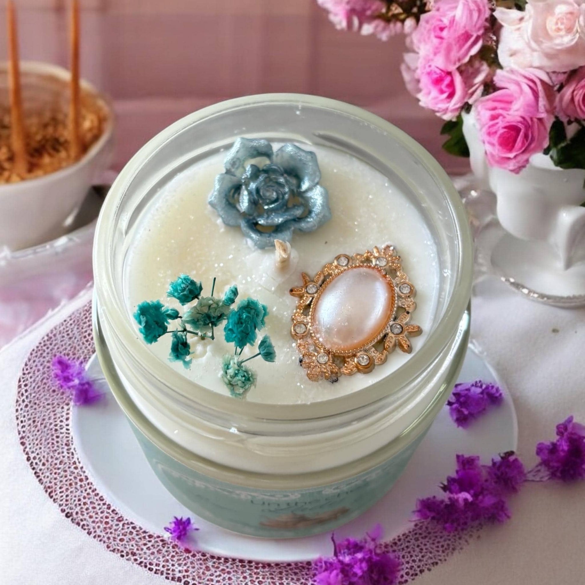 Bougie un thé chez Lady, parfum agrumes et sauges, bougie anglaise, bougie Bridgerton, bougie parfumée, bougie décorative, bougie florale.