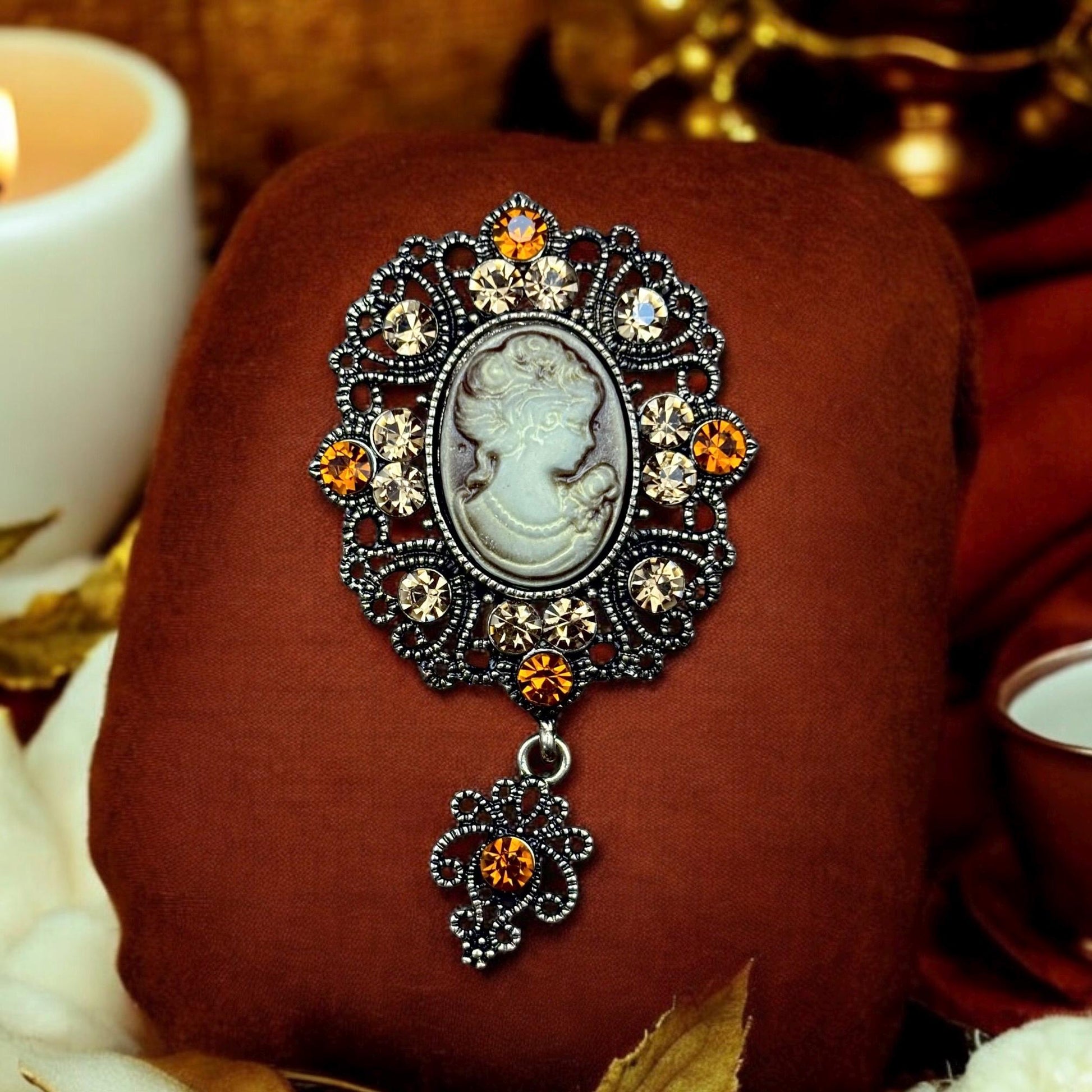 Broche camée, broche ancienne, broche vintage, bijou victorien, accessoire vintage chic, Bridgerton