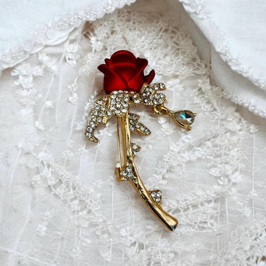 Broche rose rouge – Doré & strass argent – Bijou romantique Bridgerton chic