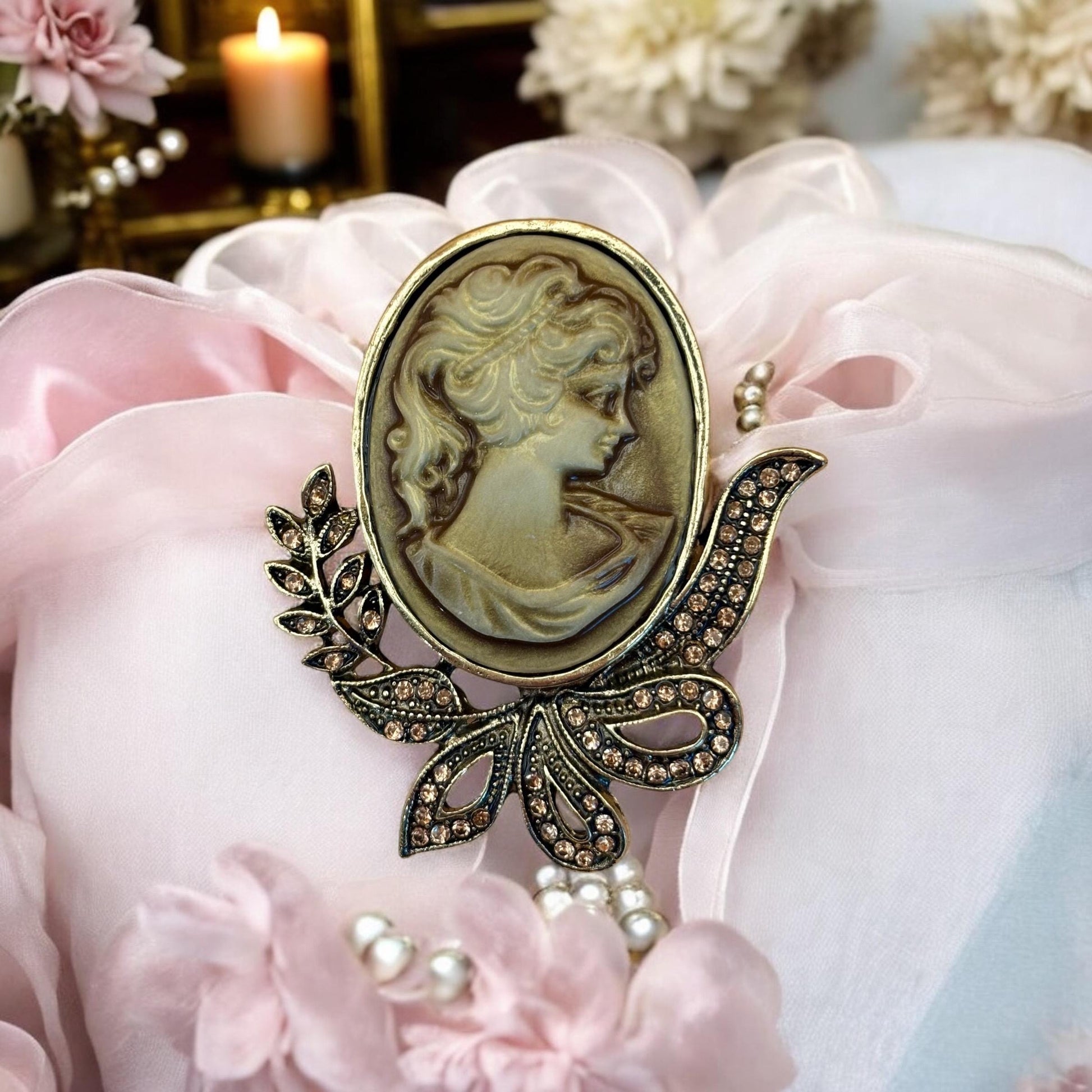 Broche camée vintage style victorien, bijou romantique esprit Bridgerton, accessoire chic, pièce romantique et intemporelle.