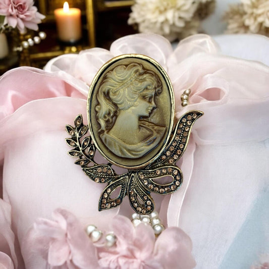Broche camée vintage style victorien, bijou romantique esprit Bridgerton, accessoire chic, pièce romantique et intemporelle.
