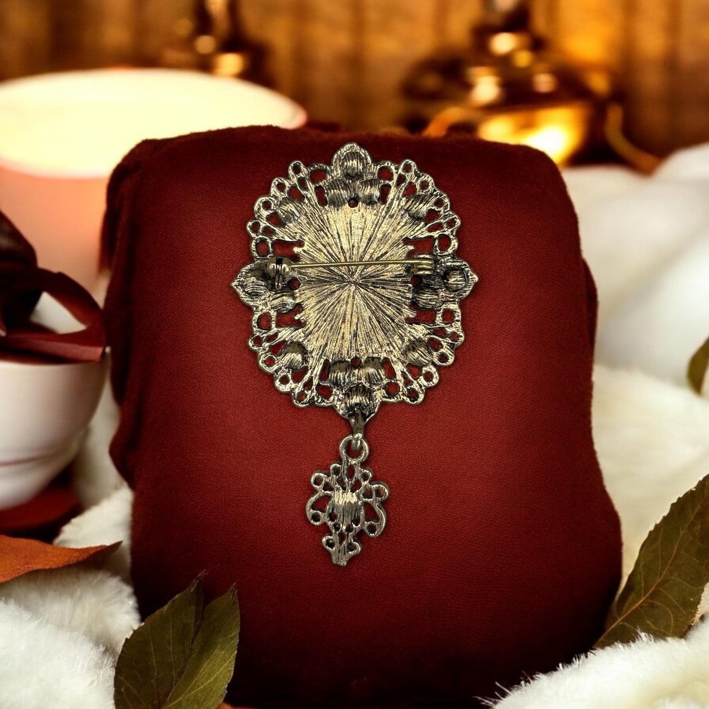 Broche camée, broche ancienne, broche vintage, bijou victorien, accessoire vintage chic, Bridgerton